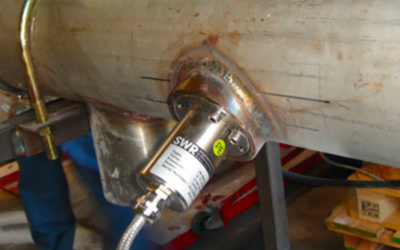 Online moisture measurement of titanium oxide in a screw conveyor