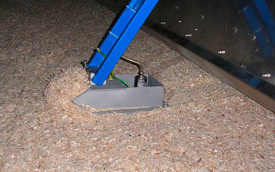 Online moisture measurement of wood shavings on a carriage